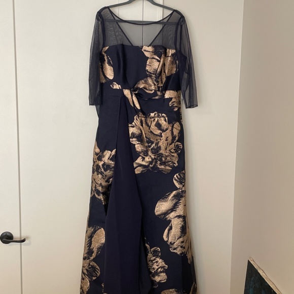 Walk thru formal gown - Picture 2 of 6